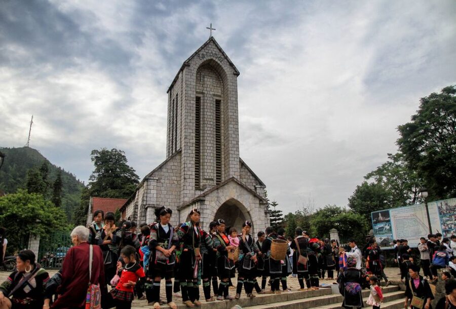 2-Day Sa Pa Ethnic Homestay Tour & Trek with Limousine Bus - Walking through Lao Chai and the Muong Hoa Valley