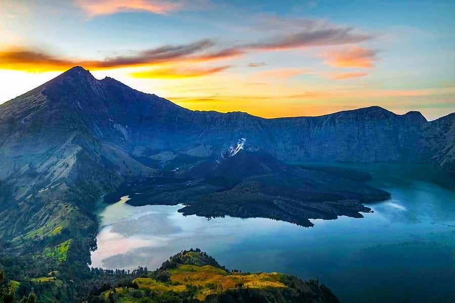3d/2n trekking mount rinjani summit lake & hot springs - The climb to Senaru Crater Rim