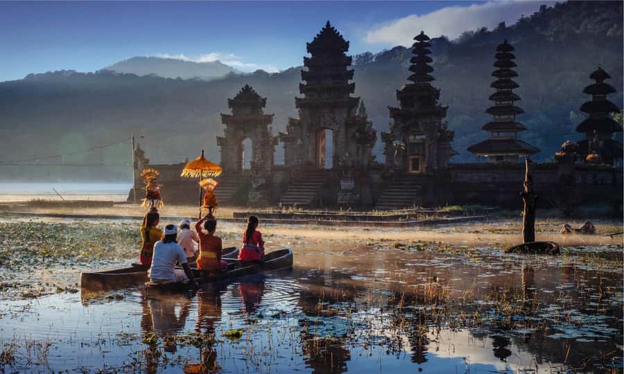 Bali: Twin Lakes, Handara Gates, and Forest Trekking Tour - Crossing Lake Tamblingan by canoe