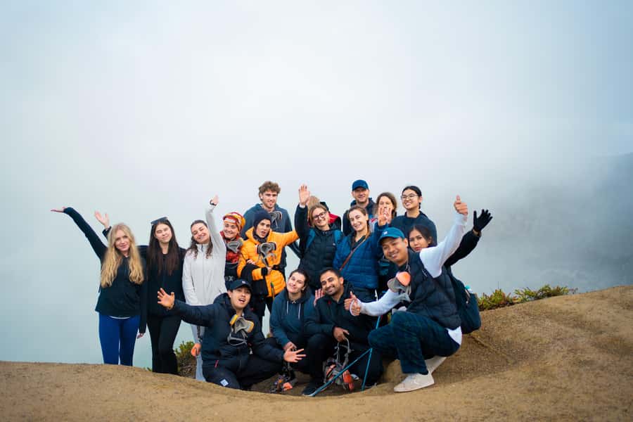 Banyuwangi: Ijen Crater Bluefire and Sunrise Guided Trek - Sunrise above the turquoise crater lake