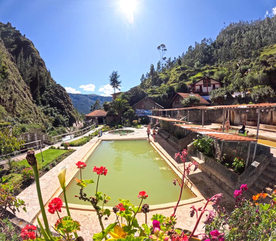 Cusco: 4-Day Lares Trek to Machu Picchu with Panoramic Train - Guides, meals, and the human side of the trip