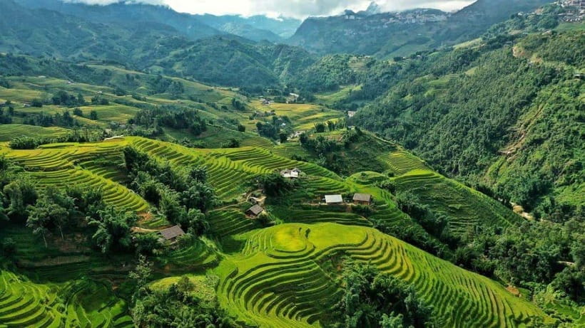 From Hanoi: Trek and Stay: 3-Day Sapa Highlands Adventure - Day two: Y Linh Ho, Lao Chai, and Ta Van