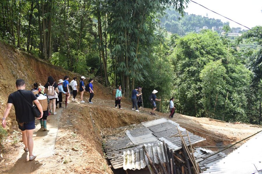 From Sapa: 1-Day Trekking through Terraces Rice Fields - 1 p.m. to Ta Van: meeting the Giay community