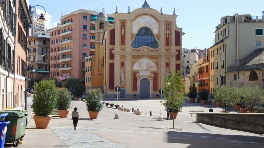 Genoa: Columbus Trail Urban Trekking with Wine & Local Tastings - Riding the Castelletto Elevator back down