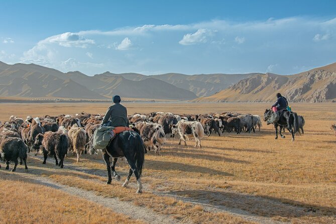 Horse Trek to Kel Suu Lake - Day five: Reaching the turquoise water of Kel Suu