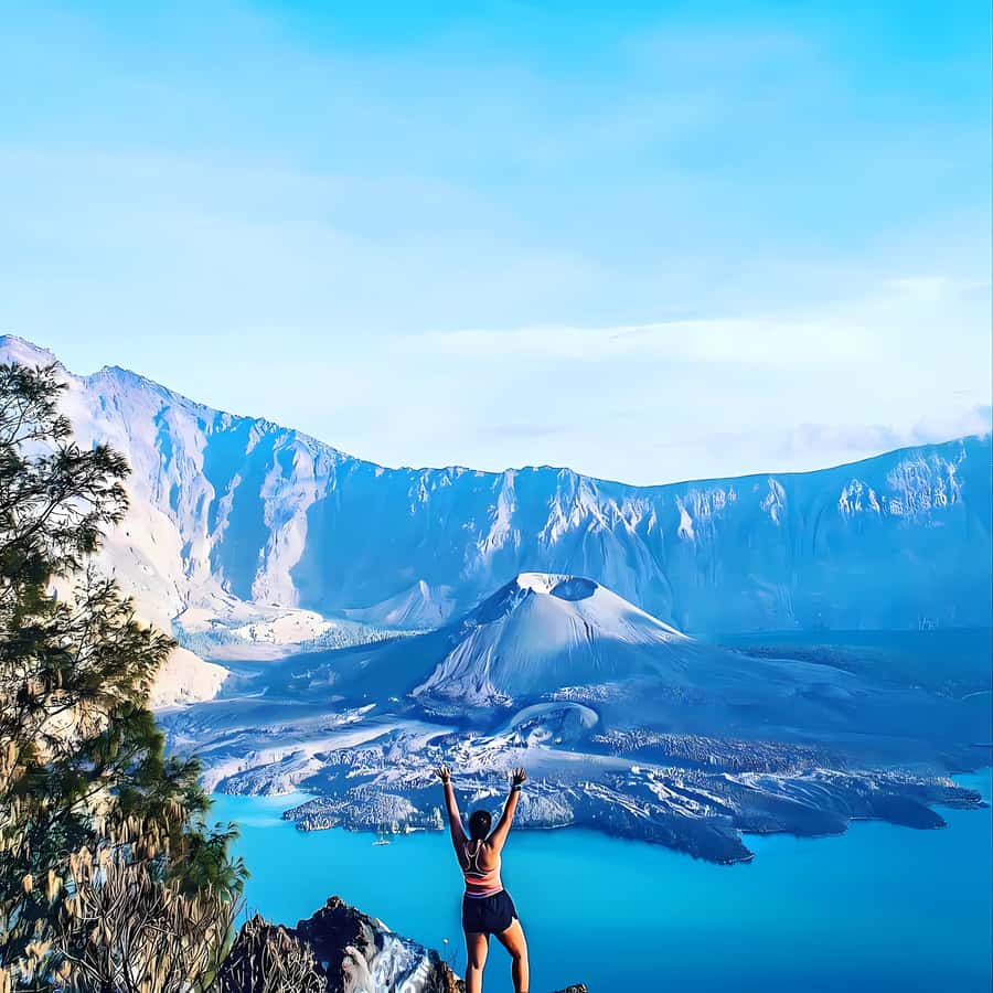 mount rinjani One day trek - Reaching the Senaru Crater Rim around noon