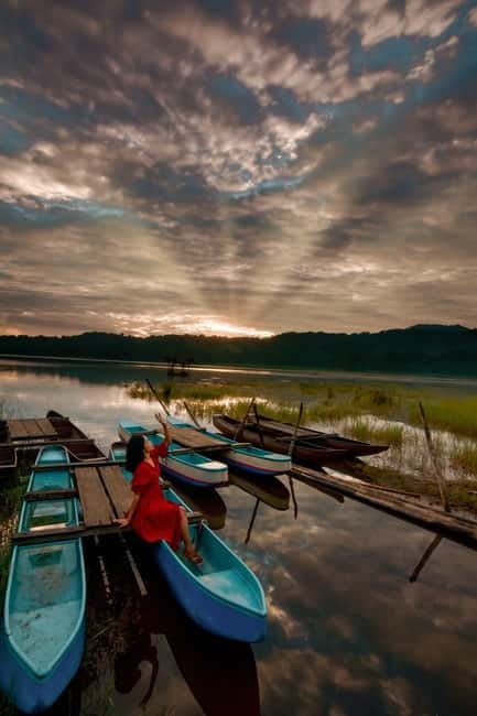Munduk Jungle Trek: Twin Lakes View, Temple and Waterfall - Visiting Pura Dalem Tamblingan by water