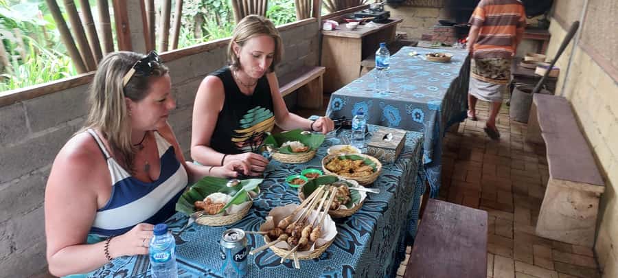 Munduk : Jungle Trekking,Canoeing,waterfall &authentic lunch - Canoeing across Lake Buyan and Tamblingan
