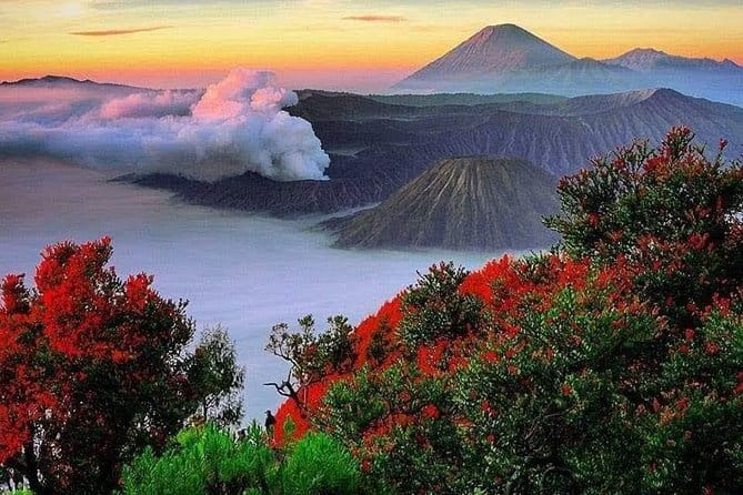 Munduk Twin Lake Jungle Hike, Ulun Danu Temple, & Waterfall - Lunch, coffee, and what can vary