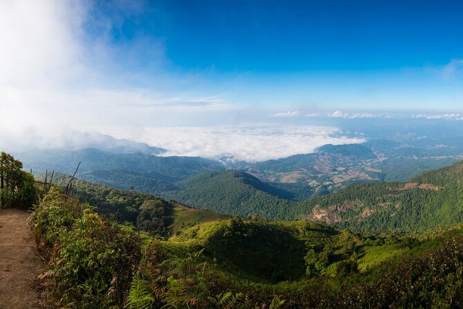 One day Doi Inthanon & Trekking at Pha Dok Siew - The spray at Wachirathan Waterfall