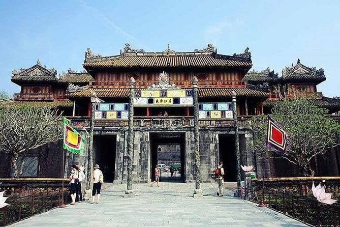 Pu Luong Amazing Trekking Village,Rafting,Swimming, Lunch on Boat - 10:00 AM: The 4-Kilometer Walk to Cham Stream