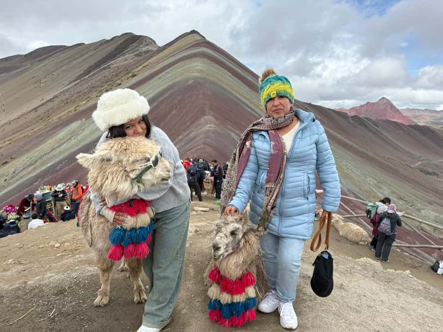 Rainbow Mountain and Red Valley Hike trek adventure - Guides, safety, and the limits of group support
