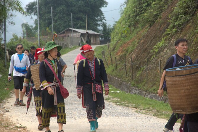 Sa Pa Full Day Trekking Tour - Y Linh Ho: the first hour on the trail