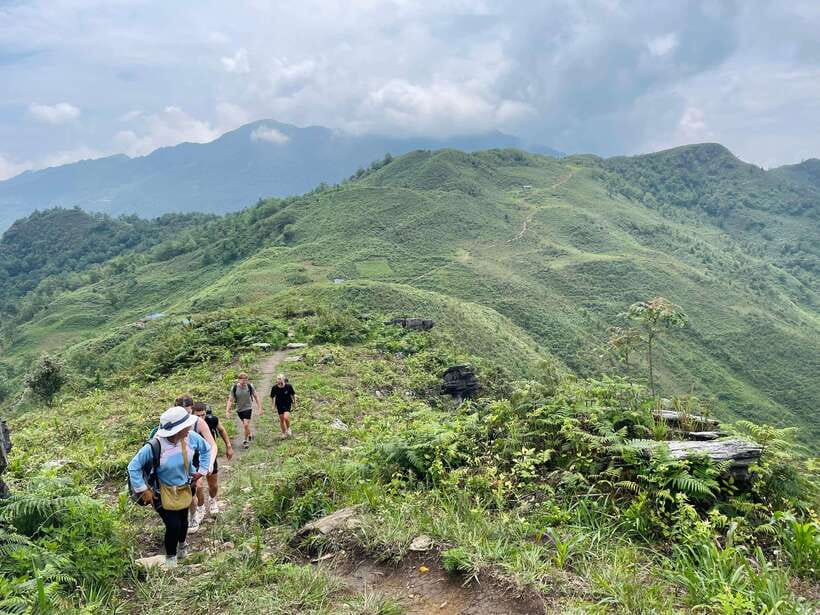 Sapa: 1-Day Trek to Mountain, Local Villages & Rice Terraces - Down the ridge to Hang Da village