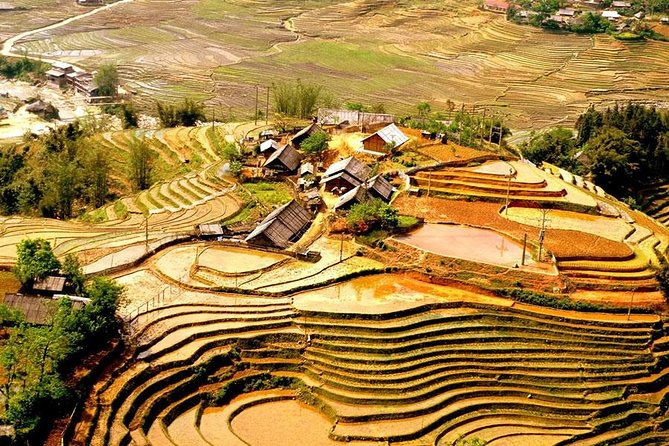 Sapa 3 Days 2 Nights Trekking Tour (1 Night In Ta Van Village, 1 Night In Hotel) - Meeting local sellers on the trail
