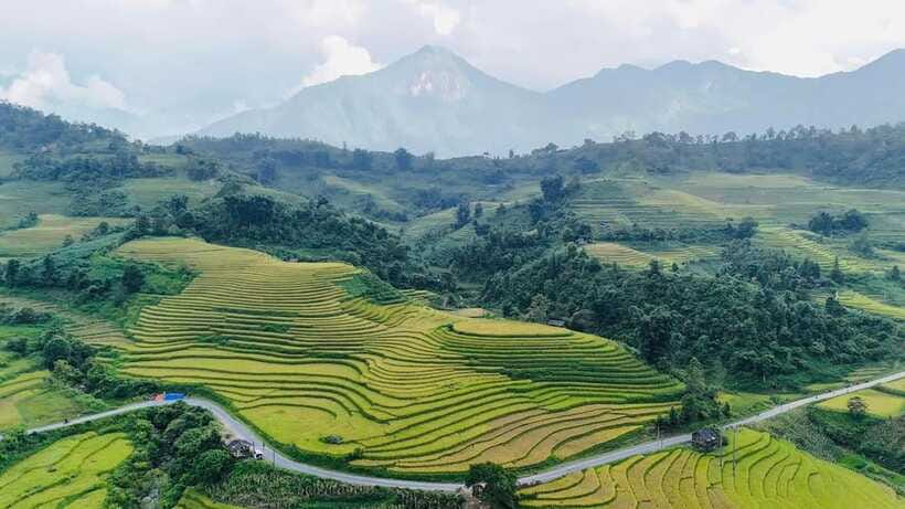 Sapa: Ta Phin Village Trek with Lunch and Bathing Experience - Ta Phin and the meeting of Hmong and Red Dao traditions