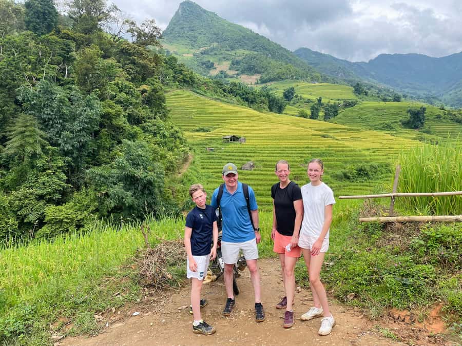 Sapa: Trekking Through Terraced Rice Fields & Valley 1 Day - Starting in Sapa and finding the trail