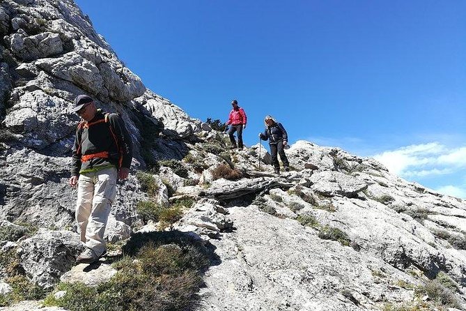 Tiscali mount guided hike - The narrow cleft and the first big views