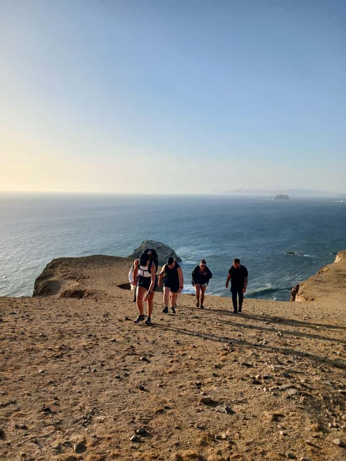 TREKKING GOLDEN SHADOWS - The 100-minute walk near Mendieta