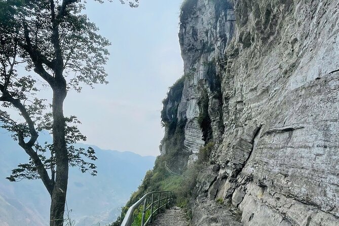 Trekking the White Cliff Ma Pi Leng Pass Adventure - The picnic lunch and local flavors