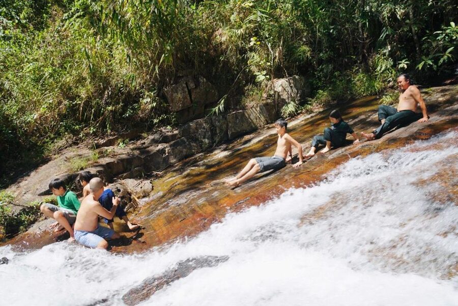 Trekking to Hidden Waterfall & Sturgeon Farm for dog-lovers - How much value do you get for $10?